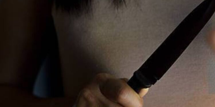 Entre la vida y la muerte se debate una joven que por poco es degollada por otra mujer en Riohacha