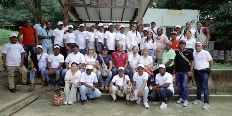 Corpoguajira compartió con pescadores del Caribe experiencias y estrategias para controlar el pez león