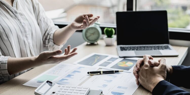 Jornada laboral en Colombia se reducirá nuevamente en 2025: ¿El salario se verá afectado?