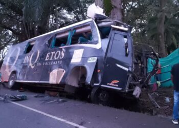 Bus con emblemas ‘Los Inquietos del Vallenato’ se accidentó en la vía Antioquia – Córdoba: conductor habría fallecido