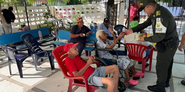 Polfa fortalece lazos comunitarios en actividad social con la Fundación Casa de los Abuelos en Riohacha