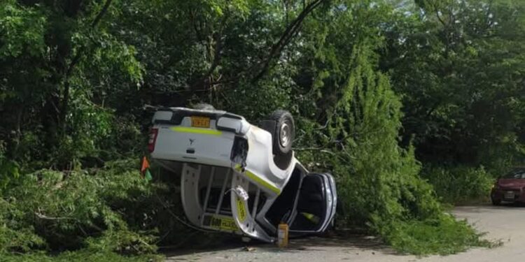 Accidente de tránsito en la vía Cuestecitas – Riohacha: vehículo contratista de Cerrejón sufrió volcamiento
