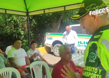 Setra de la Policía Nacional promueve seguridad vial con jornada de sensibilización navideña en La Guajira