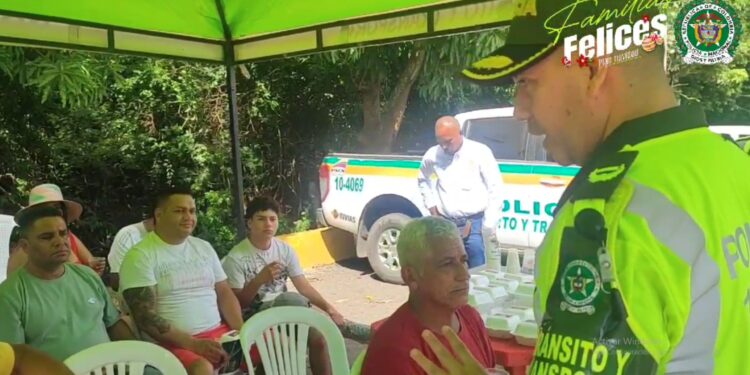 Setra de la Policía Nacional promueve seguridad vial con jornada de sensibilización navideña en La Guajira