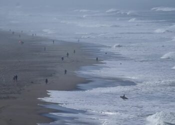 Terremoto de magnitud 7.3 sacude el norte de California y provoca alerta de tsunami