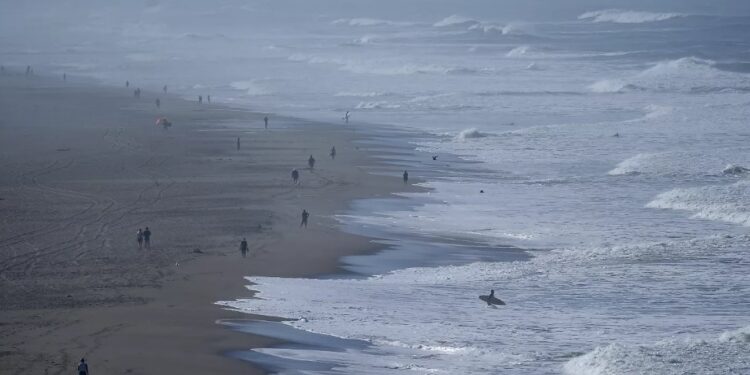 Terremoto de magnitud 7.3 sacude el norte de California y provoca alerta de tsunami