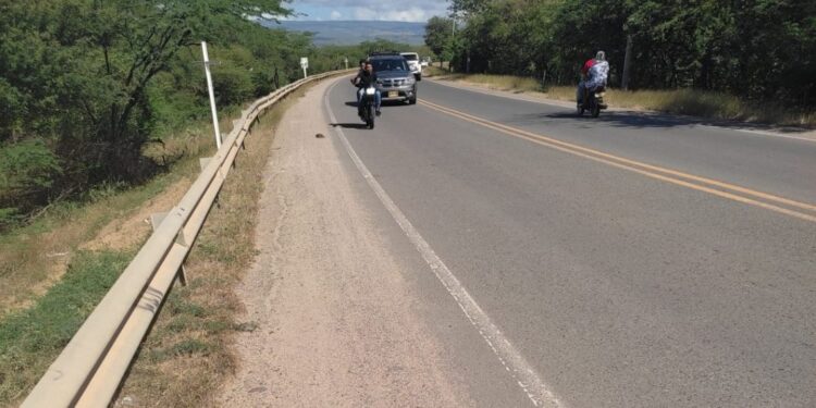 Roban señales de tránsito y barandas en la vía que comunica al municipio de Barrancas con Oreganal y Papayal