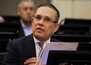 El senador Efraín Cepeda responde a acusaciones del presidente Petro por criticar sus funciones