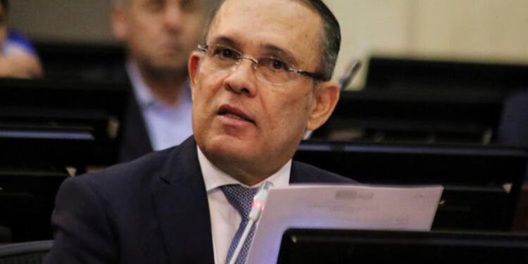 El senador Efraín Cepeda responde a acusaciones del presidente Petro por criticar sus funciones