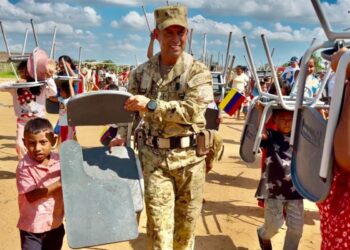 El Ejercito Nacional y la Fundación Recupera tu silla, donaron pupitres a la Escuela Mariela Ipuana en Uribia