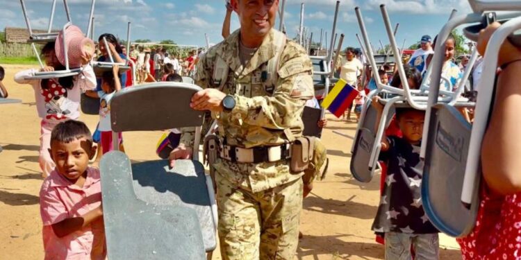El Ejercito Nacional y la Fundación Recupera tu silla, donaron pupitres a la Escuela Mariela Ipuana en Uribia