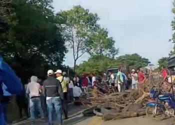 Mototaxista marchan en protesta por cámaras de fotomultas en San Juan del Cesar