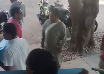 Protesta en la sede principal de Dusakawi se torna tensa tras declaraciones y agresión del subgerente