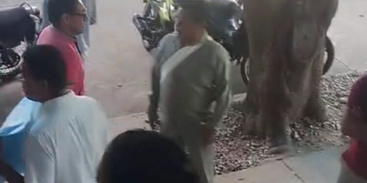 Protesta en la sede principal de Dusakawi se torna tensa tras declaraciones y agresión del subgerente