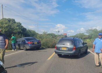 Comunidad wayuú bloquea la vía Riohacha – Maicao por transformador dañado