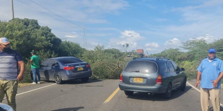 Comunidad wayuú bloquea la vía Riohacha – Maicao por transformador dañado