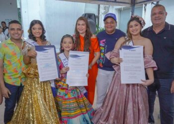 Alcalde Genaro Redondo impone bandas a las Reinas del Carnaval de Riohacha 2025