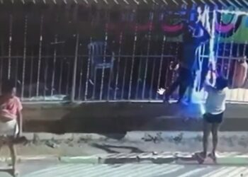 Un hombre y dos mujeres hurtan luces navideñas a una tienda en el barrio Ciudad Albania