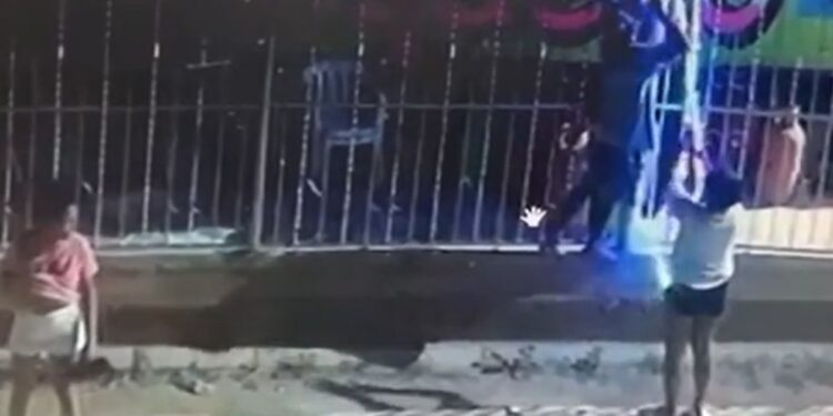 Un hombre y dos mujeres hurtan luces navideñas a una tienda en el barrio Ciudad Albania