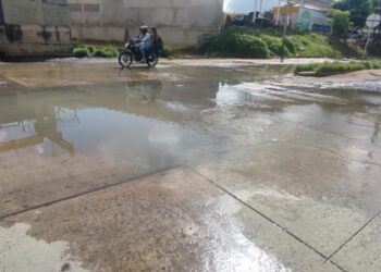 Los habitantes de la carrera 7H entre calle 20, 21 y 22 recibirán el año nuevo entre las aguas residuales