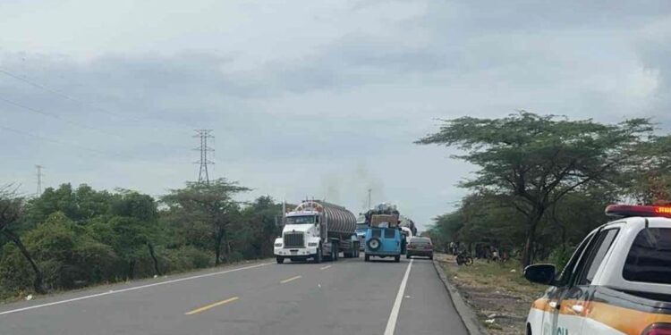 Madres comunitarias levantan bloqueo en la vía Maicao – Riohacha tras acuerdos para los pagos atrasados