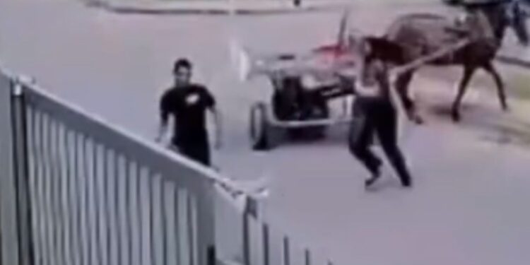 Una mujer le dio varios machetazos a su pareja en medio de una discusión en plena calle de Maicao