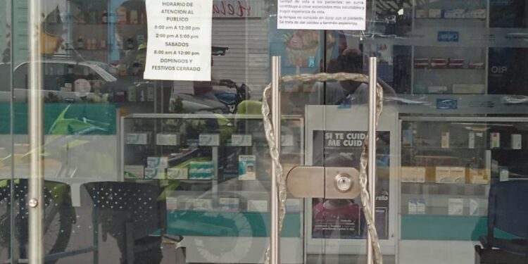 La droguería Cafam en Villanueva permaneció  cerrada con candados y cadenas, como señal de protesta