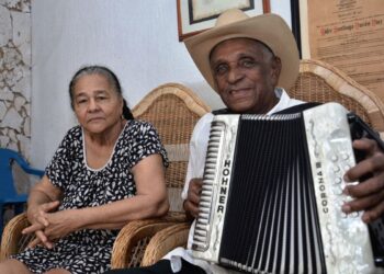 El Rey Vallenato Náfer Durán, sin su acordeón no sabe estar