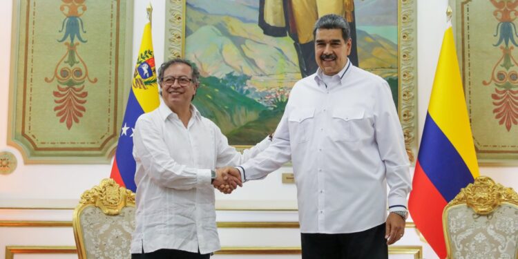 ¿Le conviene a Colombia la ausencia de Petro en la posesión de Maduro?