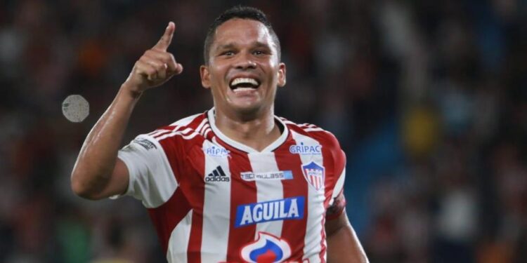 Carlos Bacca envía mensaje a James Rodríguez ante posible fichaje al Junior de Barranquilla