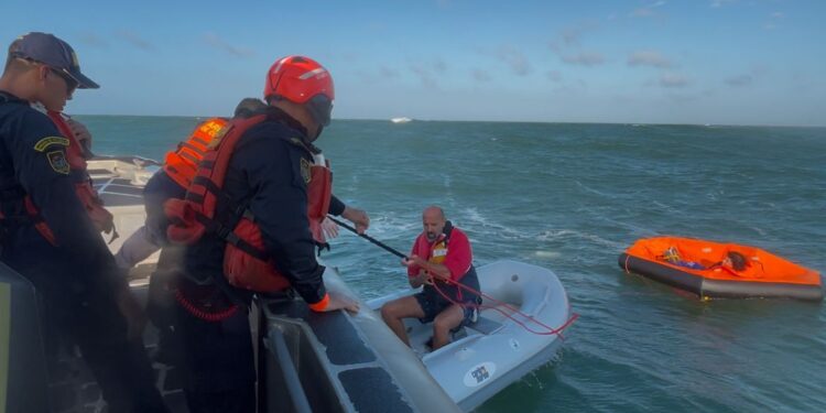 Armada Nacional rescató a tres personas de origen turco tras naufragio en aguas del Atlántico