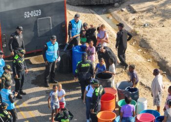 Policía Nacional, en una jornada marcada de solidaridad, lleva agua potable a familias de Camarones