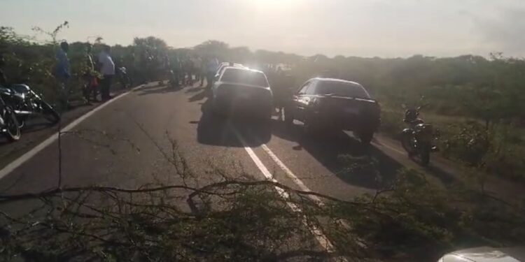 Comunidad wayuú bloquea la vía que conduce al corregimiento El Pájaro por el arrollamiento de una persona