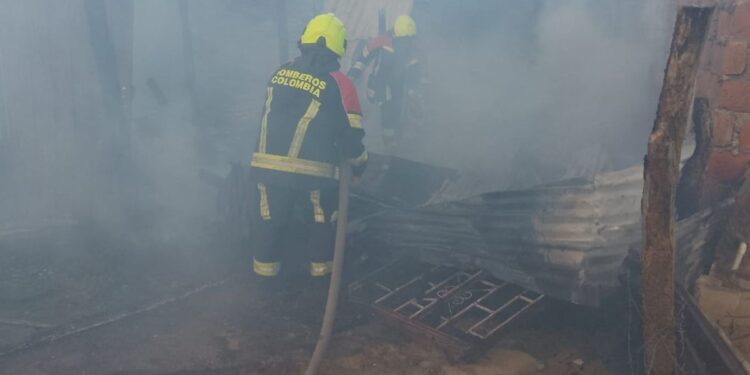 Una vela pudo haber sido la causa de un incendio en el barrio 7 de agosto de Riohacha