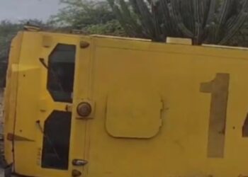 Un camión de la empresa Proseguros se volcó en la vía Riohacha – Maicao