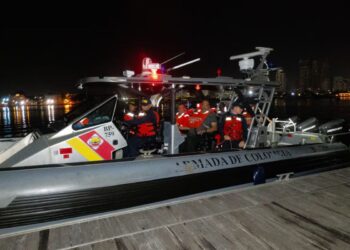 La Armada rescató a ocho tripulantes que sufrieron una emergencia mientras navegaban en aguas colombianas