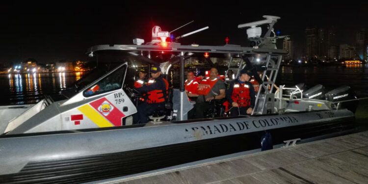 La Armada rescató a ocho tripulantes que sufrieron una emergencia mientras navegaban en aguas colombianas