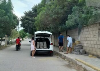 Unas personas sin autorización se llevan adoquines para las obras de progreso en Barrancas