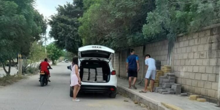 Unas personas sin autorización se llevan adoquines para las obras de progreso en Barrancas
