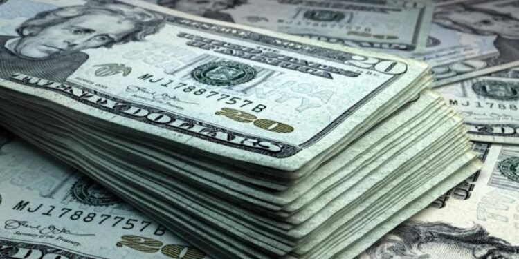 Dólar inició la semana a la baja, debido al incremento del precio del petróleo