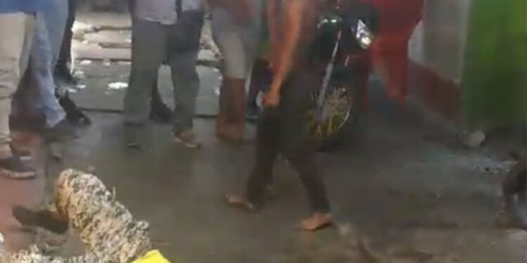 En la primera pelea del año en el mercado nuevo de Riohacha, dos hombres se fueron a los golpes