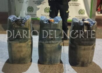 Incautan 51 galones de gasolina y comunidad impide que capturen a dos personas en Maicao