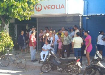 La comunidad villanuevera se toma la empresa Veolia por la suspensión del servicio del agua