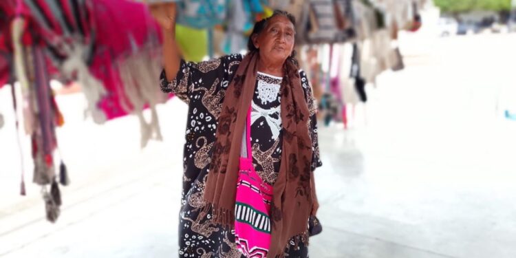 Tejer y vender, el rostro sabio para la supervivencia de Sara Jusayu Bonivento en medio de un desierto