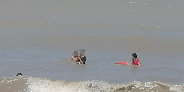 Dos menores de edad fueron rescatados de las playas de Riohacha, tras lanzarse del muelle turístico