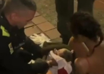 Policías asisten parto de emergencia en pleno centro de Medellín