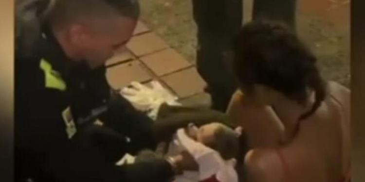 Policías asisten parto de emergencia en pleno centro de Medellín