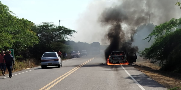 Vehículo se incendia en la vía Maicao – Albania sin dejar heridos
