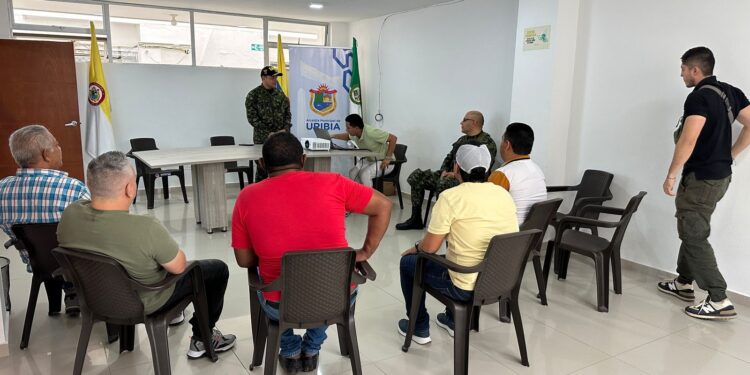 Gaula Militar realiza campaña de prevención contra extorsión y secuestro dirigida a comerciantes de Uribia