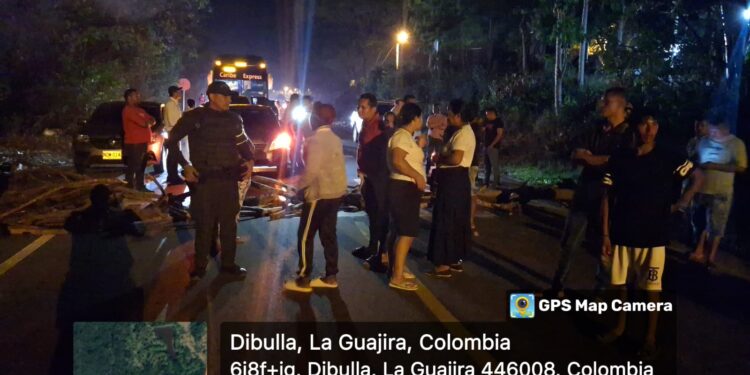 Wayuú y campesinos bloquean la Troncal del Caribe en Campana Nuevo por incumplimiento de acuerdos
